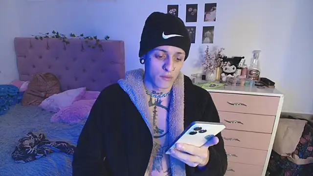 Snapshot of 2cyboy_ chatting on October 11, 9:35 pm 2cyboy online show from October 11, 9:35 pm