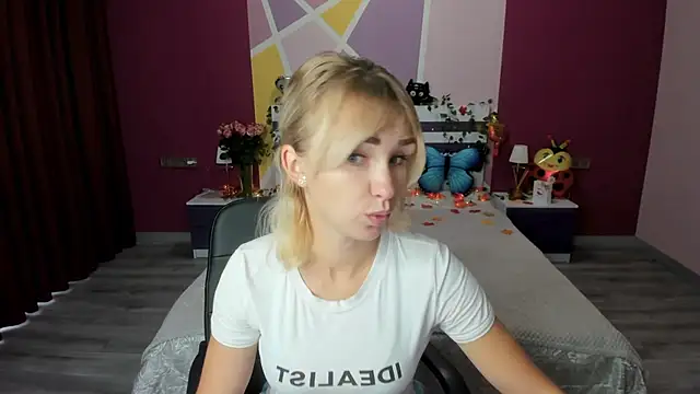 Snapshot of MeryMidnight chatting on October 10, 6:01 am MeryMidnight online show from October 10, 6:01 am