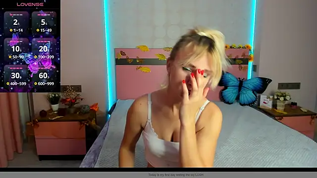 Snapshot of MeryMidnight chatting on October 14, 5:52 am MeryMidnight online show from October 14, 5:52 am