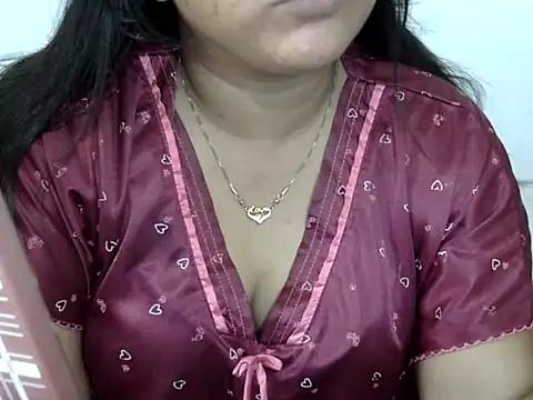 Snapshot of Mon-Luv chatting on April 10, 11:37 am Mon-Luv online show from April 10, 11:37 am