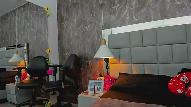 yiyisandoval online show from February 12, 7:31 pm