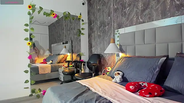 yiyisandoval online show from April 7, 9:37 pm