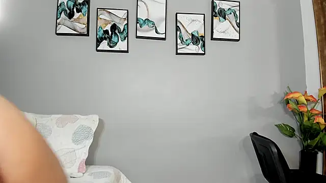 SophieW1 online show from February 7, 12:20 pm