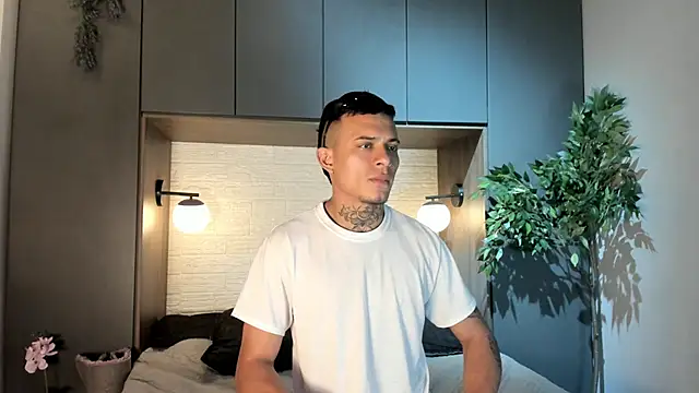 MrJustin  online show from November 17, 8:03 pm