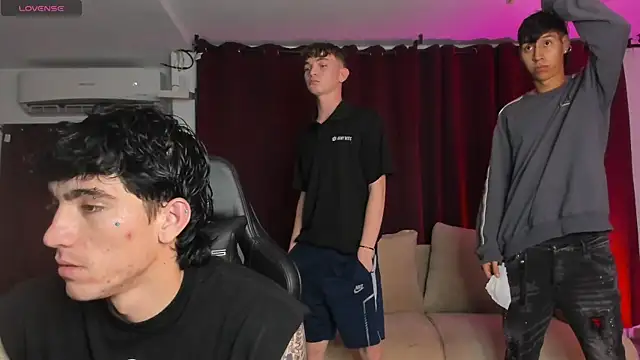 Snapshot of Handsomeboyss19 chatting on September 30, 11:43 pm Handsomeboyss19 online show from September 30, 11:43 pm