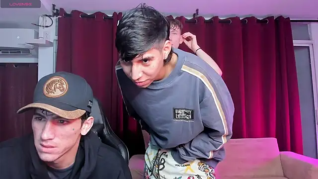 Snapshot of Handsomeboyss19 chatting on October 4, 12:41 am Handsomeboyss19 online show from October 4, 12:41 am