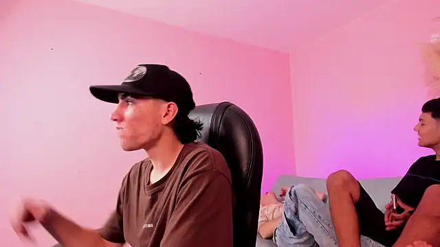 Snapshot of Handsomeboyss19 chatting on February 4, 1:55 am Handsomeboyss19 online show from February 4, 1:55 am