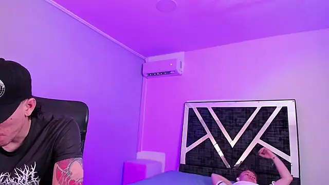 Snapshot of Handsomeboyss19 chatting on February 5, 1:54 am Handsomeboyss19 online show from February 5, 1:54 am