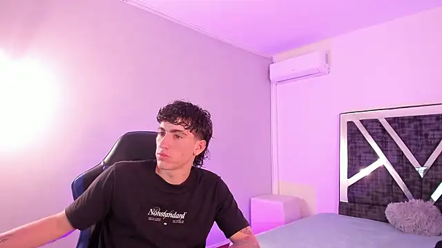 Snapshot of Handsomeboyss19 chatting on February 10, 2:59 am Handsomeboyss19 online show from February 10, 2:59 am