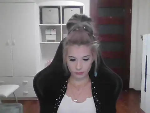 KristineGlow online show from October 9, 7:06 am