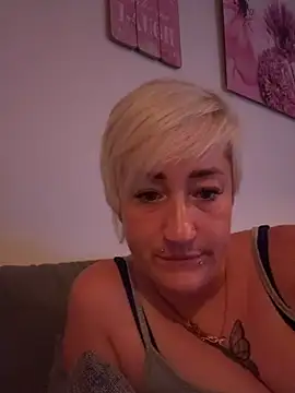 Snapshot of Rozendefotz chatting on June 8, 9:04 pm Rozendefotz online show from June 8, 9:04 pm