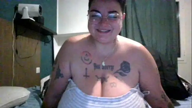 Snapshot of PirateXL chatting on May 13, 12:30 am PirateXL online show from May 13, 12:30 am