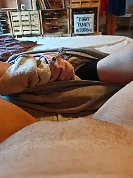 Snapshot of Horny_mummy chatting on February 18, 2:46 pm Horny mummy online show from February 18, 2:46 pm