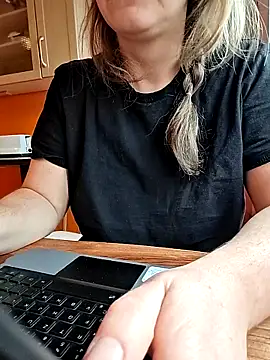 Snapshot of Horny_mummy chatting on February 25, 8:13 am Horny mummy online show from February 25, 8:13 am