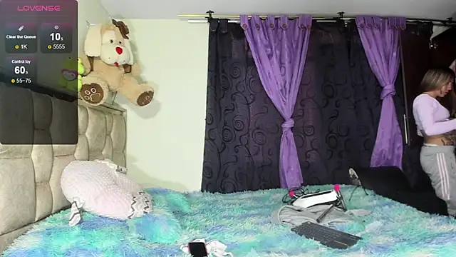 skinnyanddaphne online show from March 9, 6:45 pm