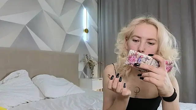 JuliannaWenger online show from December 18, 4:13 pm