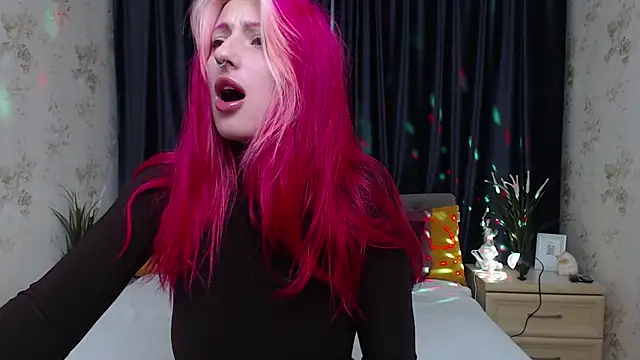 Snapshot of Nina_Blum_ chatting on November 6, 6:14 am Nina Blum online show from November 6, 6:14 am