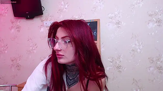 Snapshot of Nina_Blum_ chatting on February 3, 7:13 am Nina Blum online show from February 3, 7:13 am