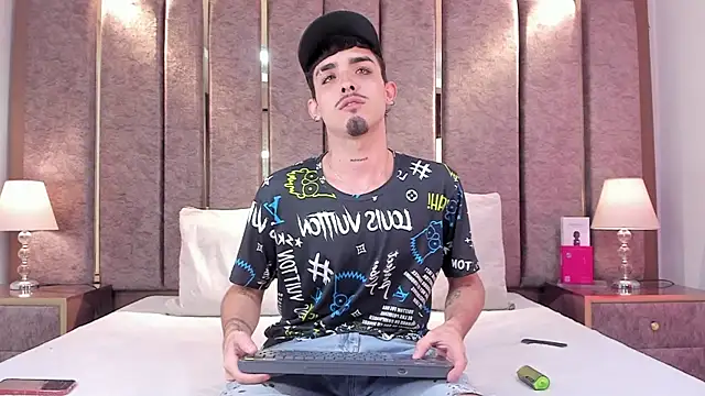 Snapshot of NikoStone_ chatting on June 6, 4:28 am NikoStone online show from June 6, 4:28 am