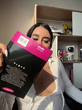 Sophie Dreamss online show from April 13, 9:09 pm