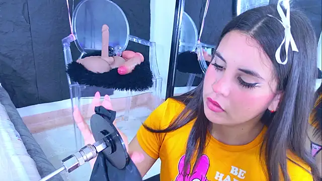 Snapshot of LizzyOlsen chatting on February 3, 4:32 am LizzyOlsen online show from February 3, 4:32 am