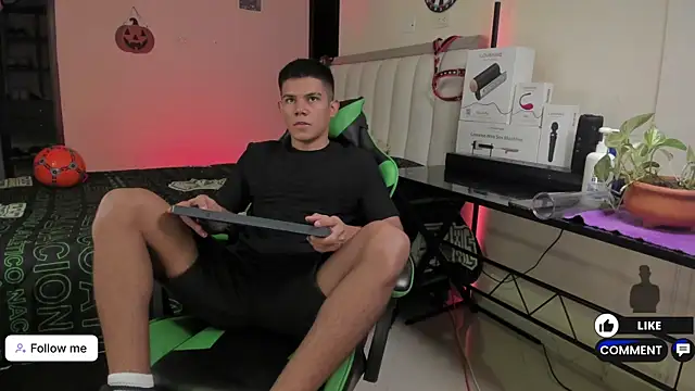 Snapshot of Jack_castell chatting on September 30, 11:37 am Jack castell online show from September 30, 11:37 am