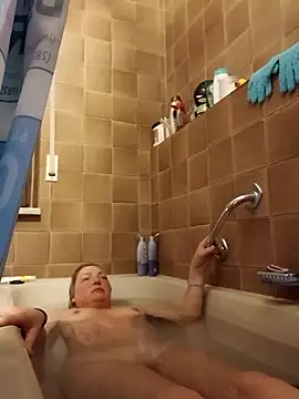 LiluLiluLilu online show from April 6, 6:53 pm