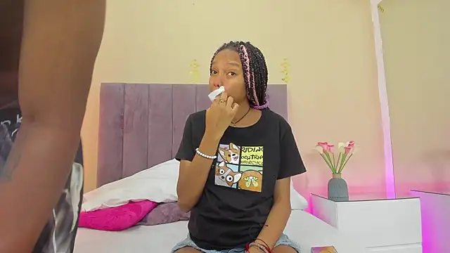 Snapshot of Kiaraa_y_Her_Crazy chatting on May 24, 4:17 am Kiaraa y Her Crazy online show from May 24, 4:17 am