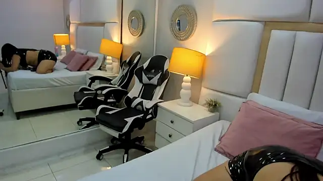 NahiaMonet online show from October 31, 11:44 am