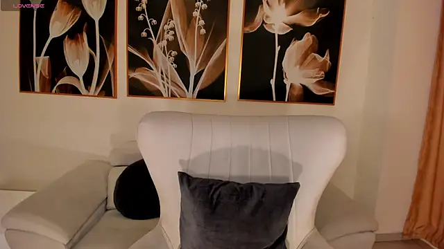 LucyWeiss  online show from October 28, 8:00 pm