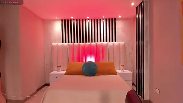 LucyWeiss  online show from December 19, 8:16 pm