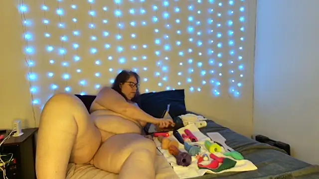 Snapshot of luvely_gurl chatting on June 5, 3:35 am luvely gurl online show from June 5, 3:35 am