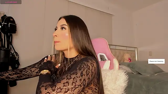 Snapshot of Lauuuuuuuu_ chatting on February 7, 3:32 am Lauuuuuuuu online show from February 7, 3:32 am