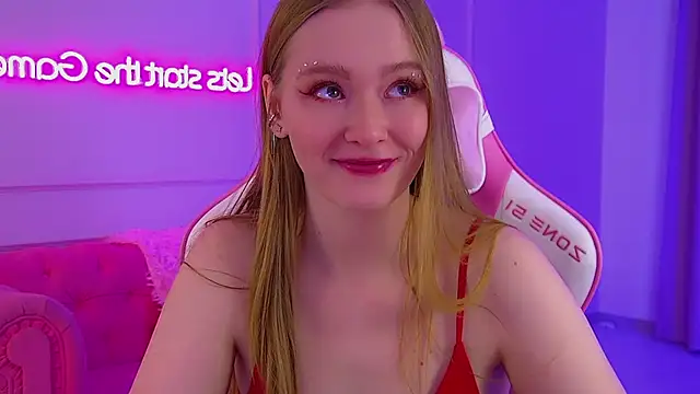 Snapshot of AgataFoxley chatting on February 4, 6:25 pm AgataFoxley online show from February 4, 6:25 pm