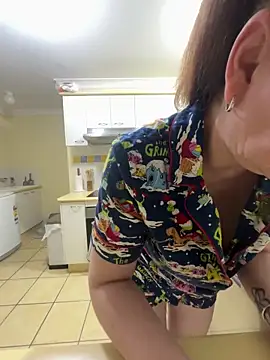 aussiepeaches online show from December 3, 12:40 am