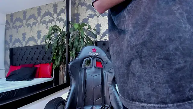 Lean Portman online show from April 16, 3:02 pm