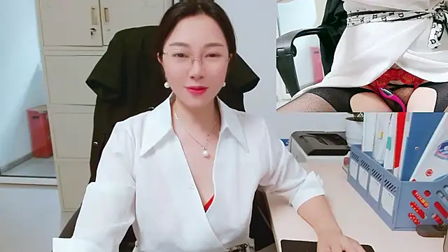 Snapshot of OL-Lily chatting on October 4, 2:31 am OL-Lily online show from October 4, 2:31 am