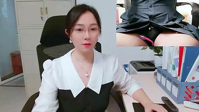 Snapshot of OL-Lily chatting on October 16, 1:39 am OL-Lily online show from October 16, 1:39 am