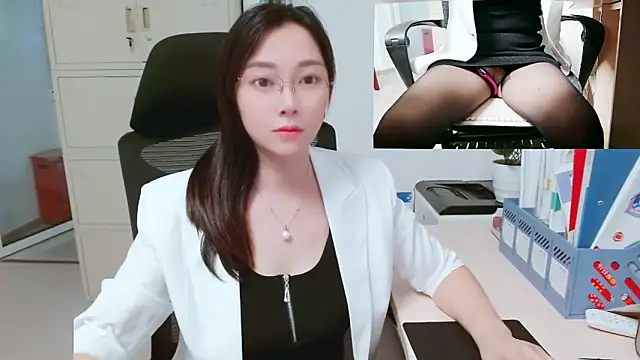 Snapshot of OL-Lily chatting on October 17, 1:42 am OL-Lily online show from October 17, 1:42 am