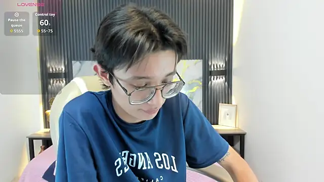 SantiagoRusso18 online show from November 13, 3:38 am