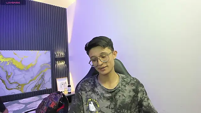 SantiagoRusso18 online show from February 19, 7:54 pm