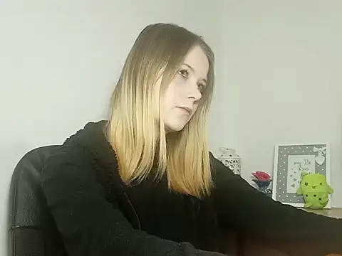 Snapshot of LydiaYoung chatting on November 6, 7:15 pm LydiaYoung online show from November 6, 7:15 pm