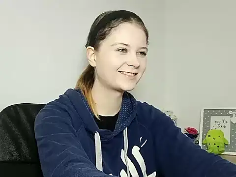 Snapshot of LydiaYoung chatting on November 7, 7:03 pm LydiaYoung online show from November 7, 7:03 pm