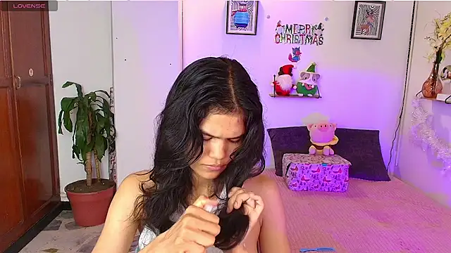 Snapshot of emycarver09 chatting on December 5, 11:52 am emycarver09 online show from December 5, 11:52 am