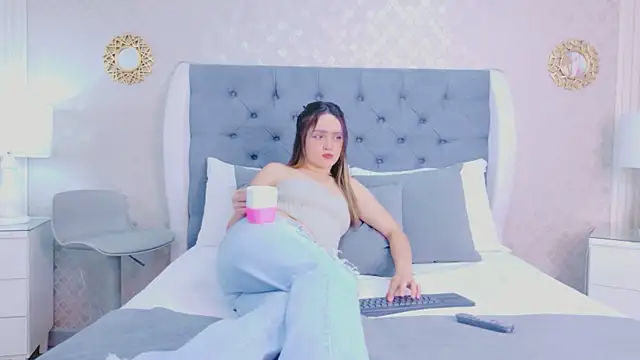 Snapshot of ZoeWilliis chatting on June 22, 11:07 am ZoeWilliis online show from June 22, 11:07 am