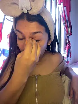  Chloe Smith online show from April 21, 5:06 pm