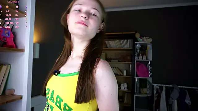 Snapshot of LynHillaire chatting on December 20, 11:17 am LynHillaire online show from December 20, 11:17 am