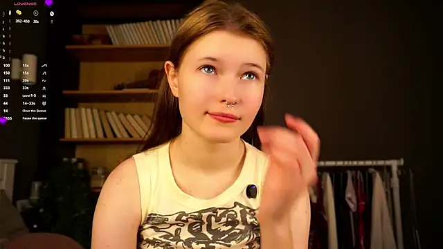 Snapshot of LynHillaire chatting on January 10, 11:23 am LynHillaire online show from January 10, 11:23 am