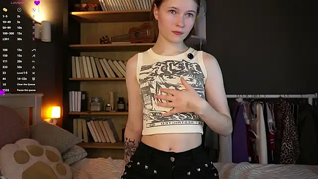 Snapshot of LynHillaire chatting on January 19, 11:36 am LynHillaire online show from January 19, 11:36 am