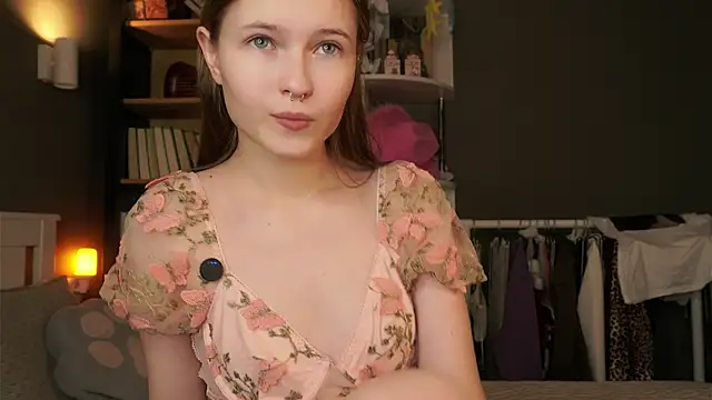 Snapshot of LynHillaire chatting on February 1, 11:20 am LynHillaire online show from February 1, 11:20 am